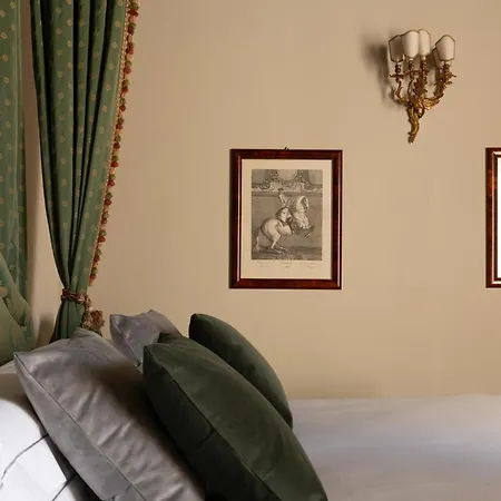 Hotel Loggiato Dei Serviti 3*
