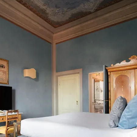 Hotel Loggiato Dei Serviti 3*