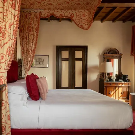 Hotel Loggiato Dei Serviti 3*