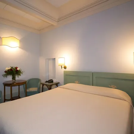 מלון Loggiato Dei Serviti 3*